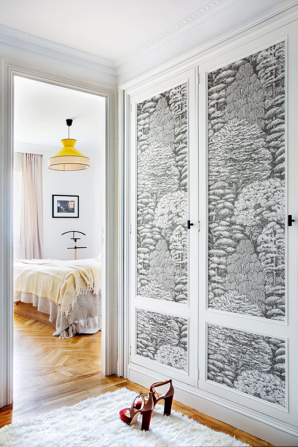 vestidor con papel pintado gris