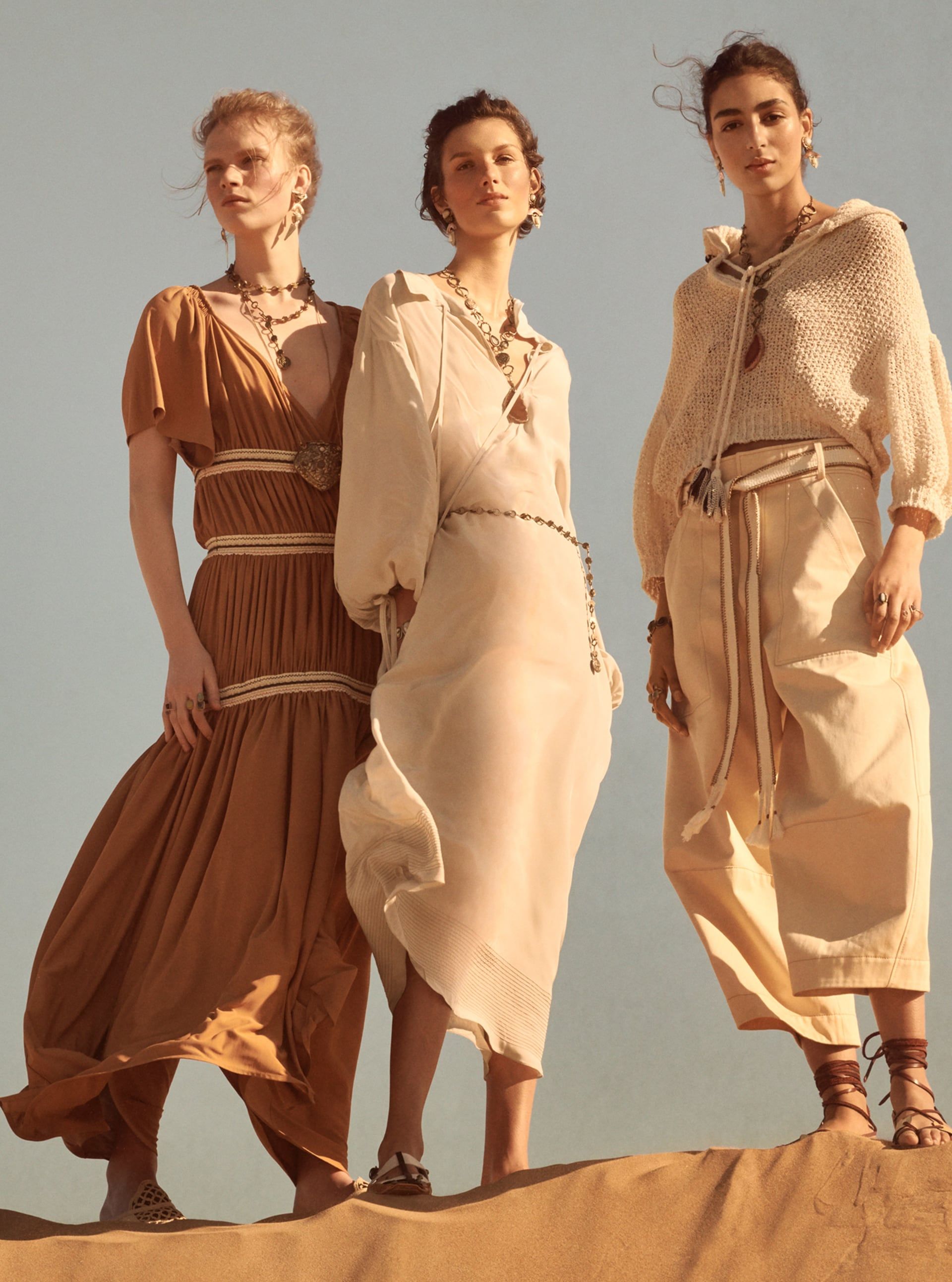 Los vestidos trajes tunicas de Zara Campaign ya han llegado para protagonizar con sandalias planas los mejores looks de primavera verano