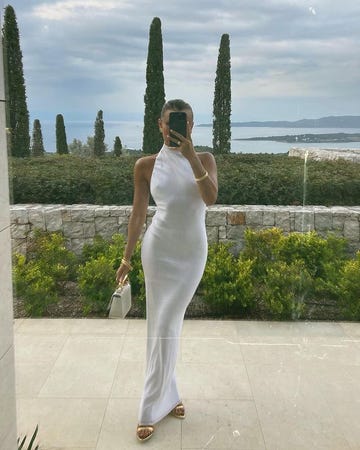 moda estate 2023 scopri come abbinare i vestiti bianchi secondo le tendenze celebrity, cioè quelli mini e quelli maxi e gli abiti chiari da avere secondo gli street style