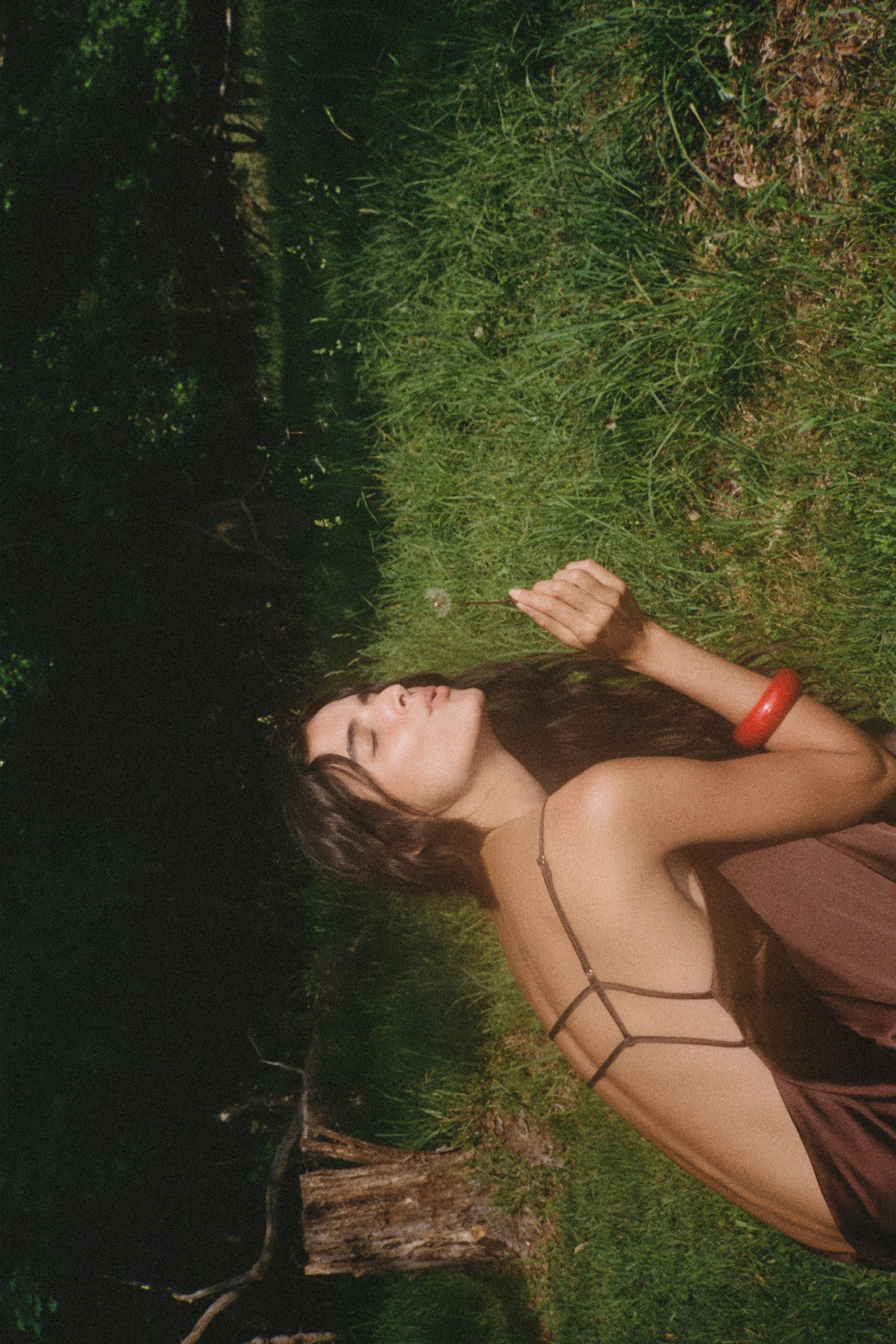 L'abito midi che non può mancare nell'armadio è questo slip dress satinato di Zara, elegante e accessibile