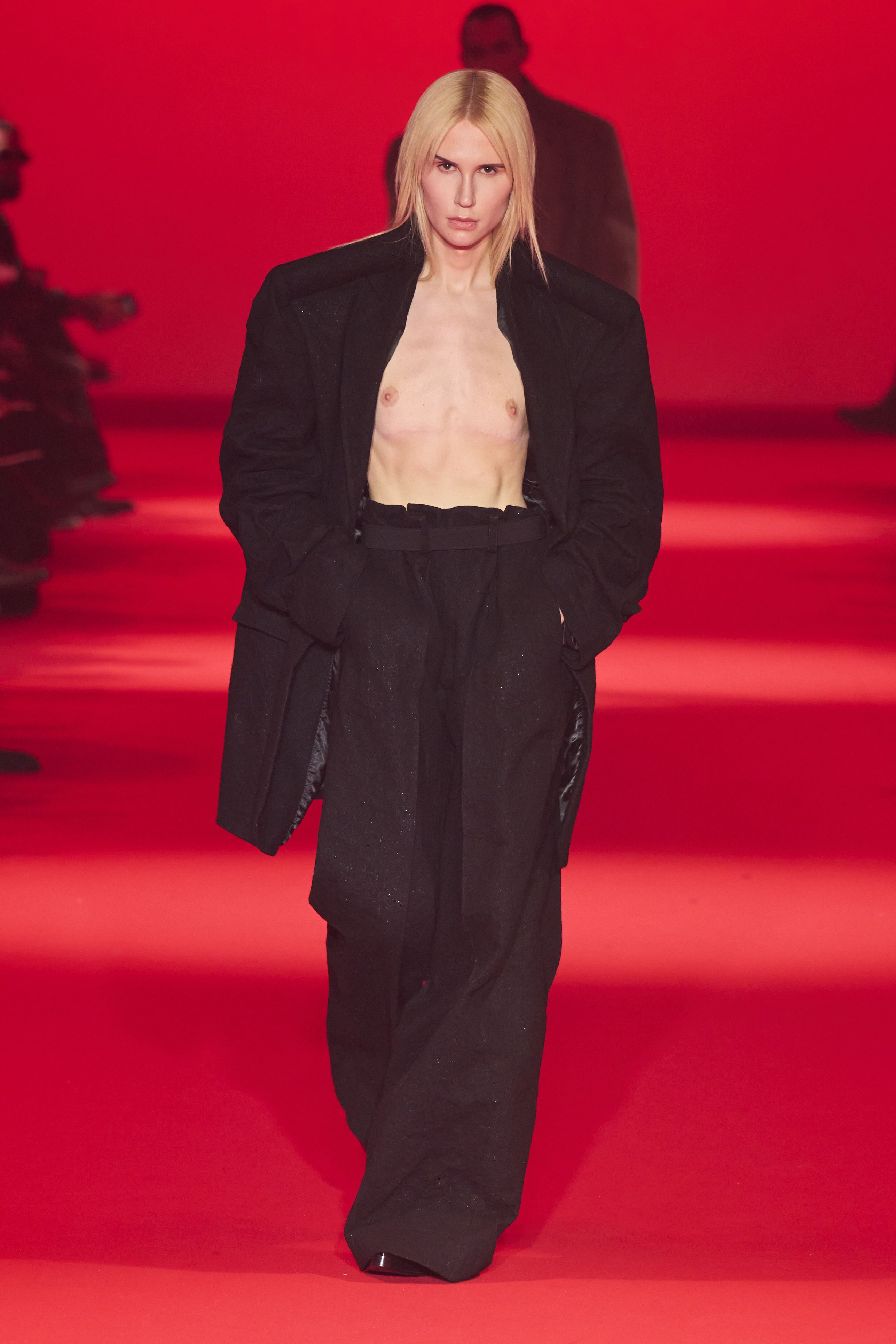 Amazon.co.jp: Demna Gvasalia 写真集 VETEMENTS ヴェトモン