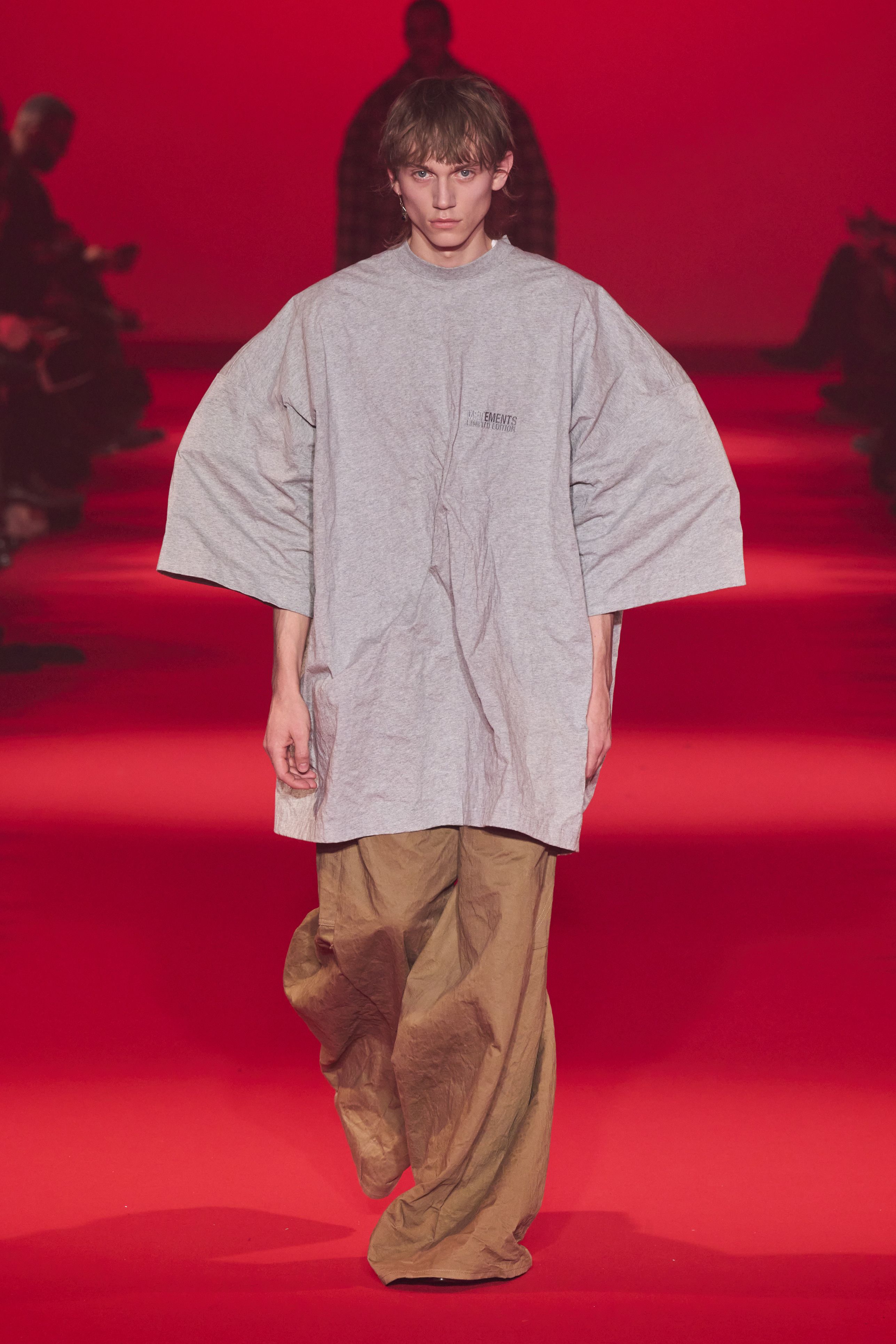 ヴェトモン(VETEMENTS)2024-25秋冬コレクション ヴェトモン(VETEMENTS)2024-25秋冬コレクション