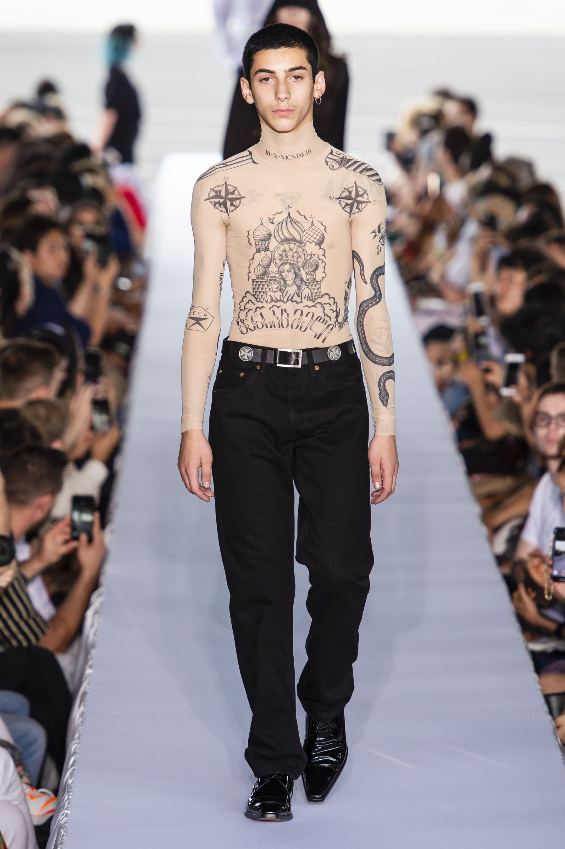 VETEMENTS ヴェトモン　写真集 VETEMENTS ヴェトモン ナイロンコート オーバーサイズ レイン