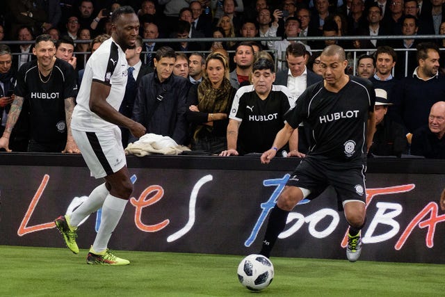 diego maradona observa jugar a fútbol a usain bolt en un acto promocional de puma en 2018