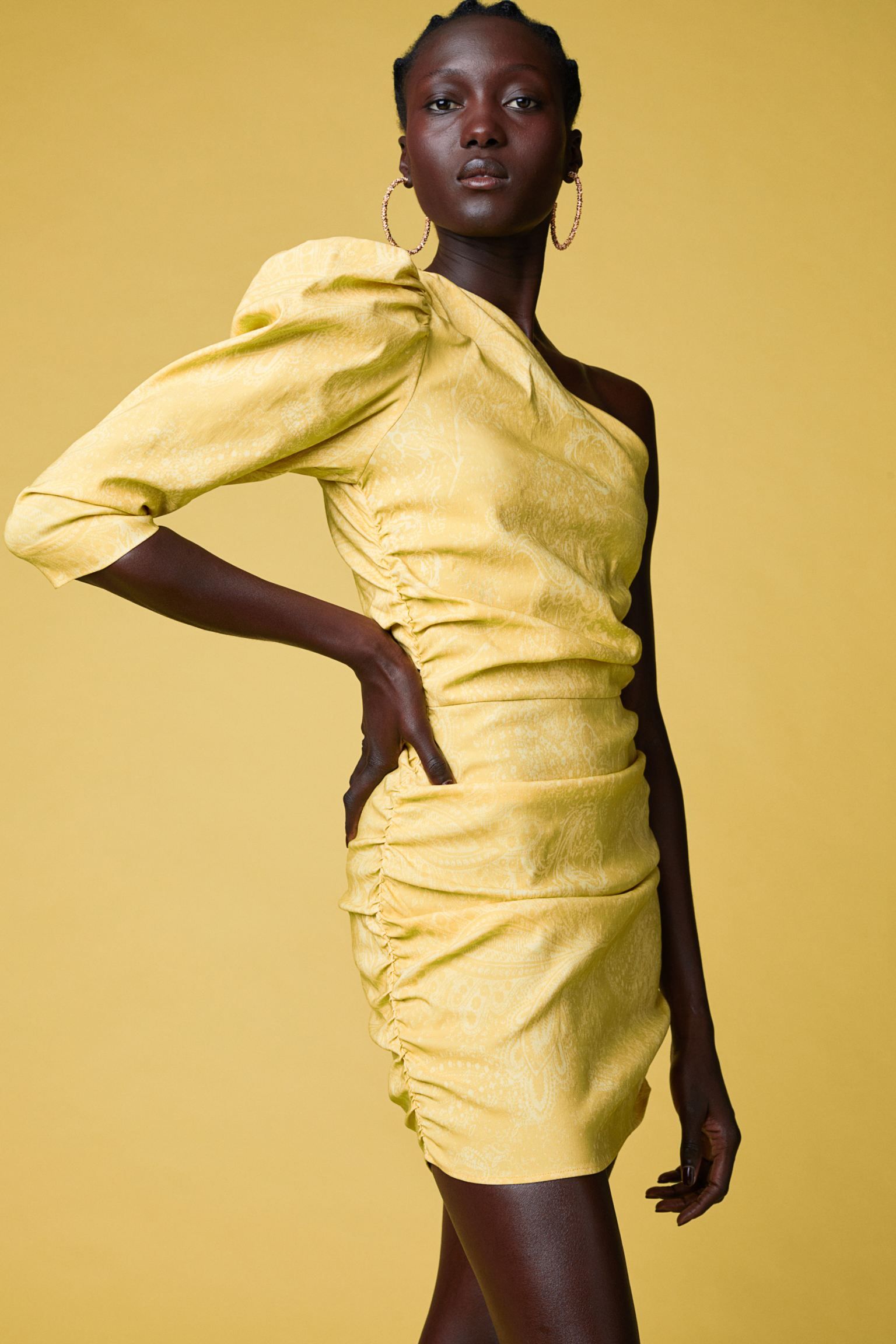 Look invitada: vestido amarillo asimétrico
