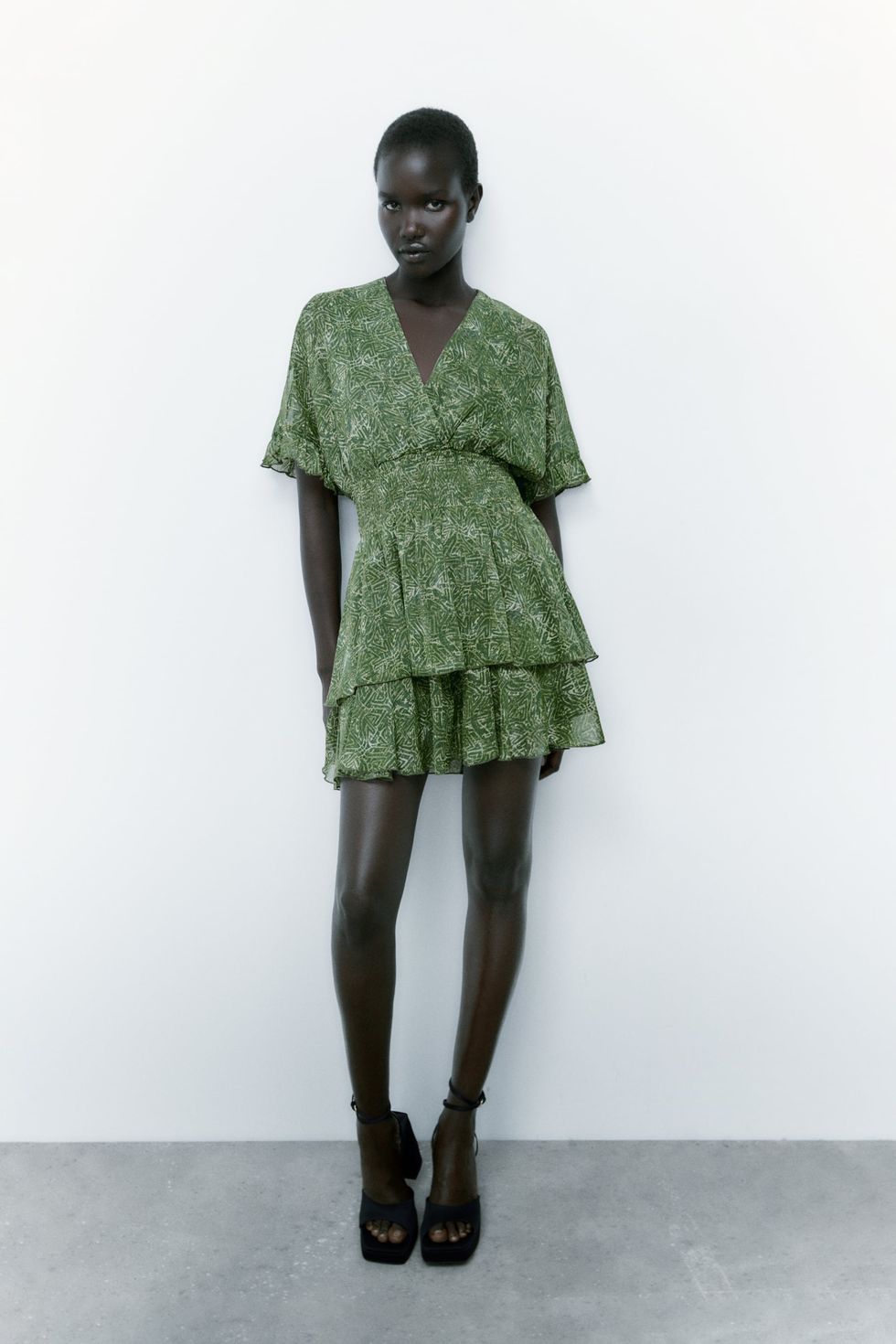vestido corto y verde de Zara que hace cuerpazo
