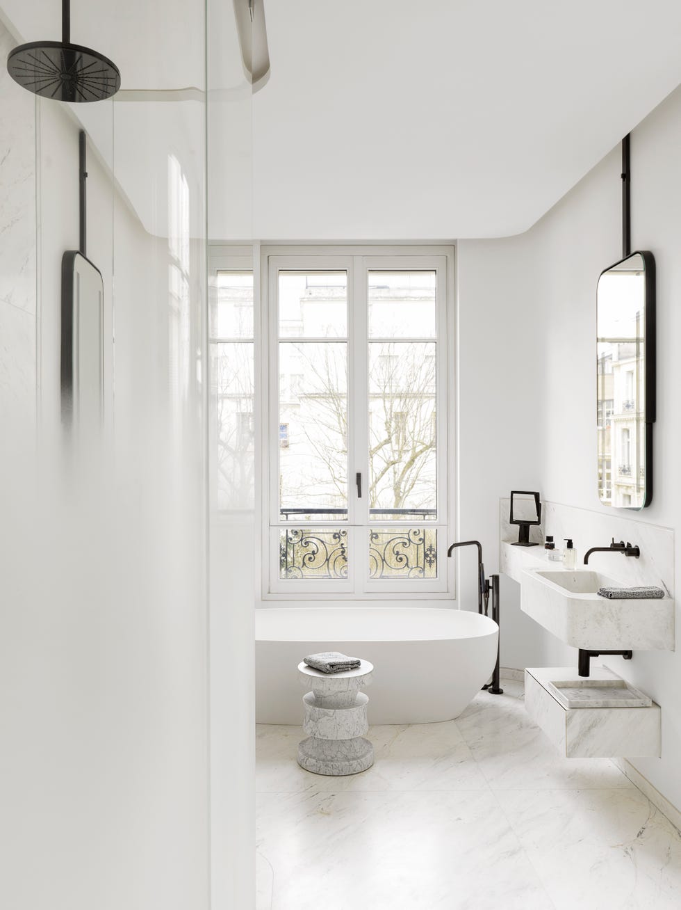 https://hips.hearstapps.com/hmg-prod/images/vevaud-bathroom-paris-veranda-jpg-1575925433.jpg?crop=1xw:1xh;center,top&resize=980:*