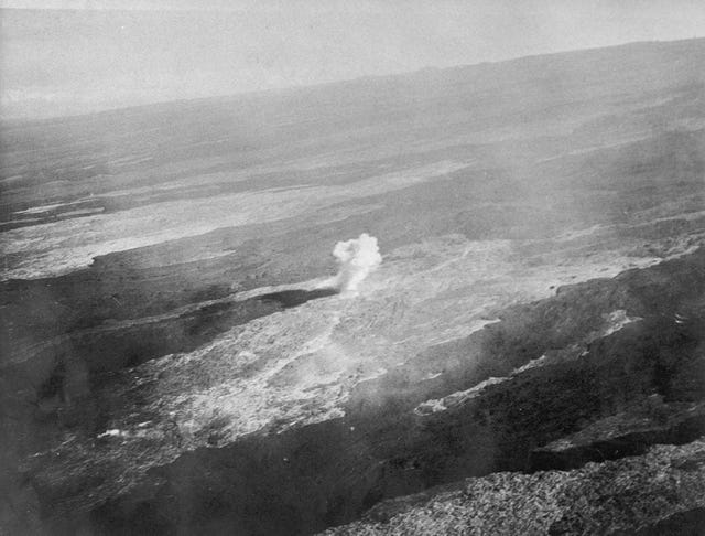 Op een luchtfoto die in 1935 tijdens de uitbarsting van de vulkaan Mauna Loa werd gemaakt is te zien hoe een bom op de flanken van de vulkaan ontploft Het Amerikaanse leger wierp op deze decemberochtend twintig bommen van elk zeshonderd pond af om te voorkomen dat het gesmolten gesteente de stad Hilo zou bereiken