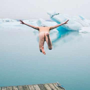 hombre bañándose desnudo en islandia