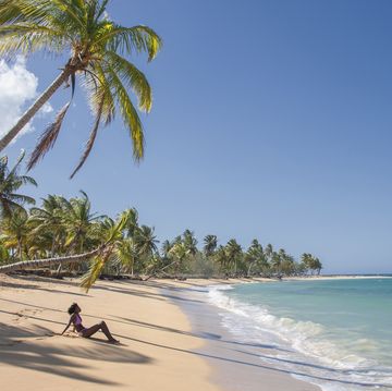 mujer en la arena de una playa paradisíaca en panamá