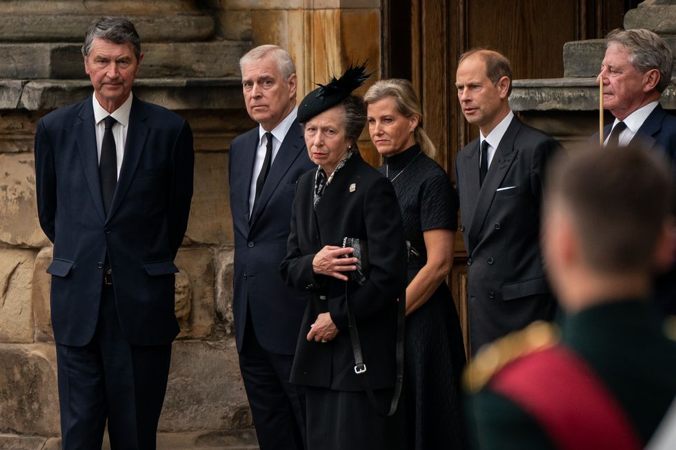 la bara che trasporta la regina elisabetta ii viene trasferita da balmoral a edimburgo