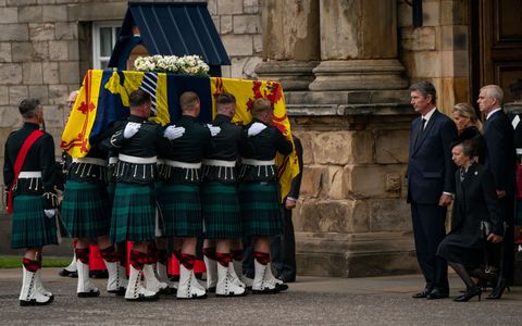 princess anne curtseys to the coffin of queen elizabeth