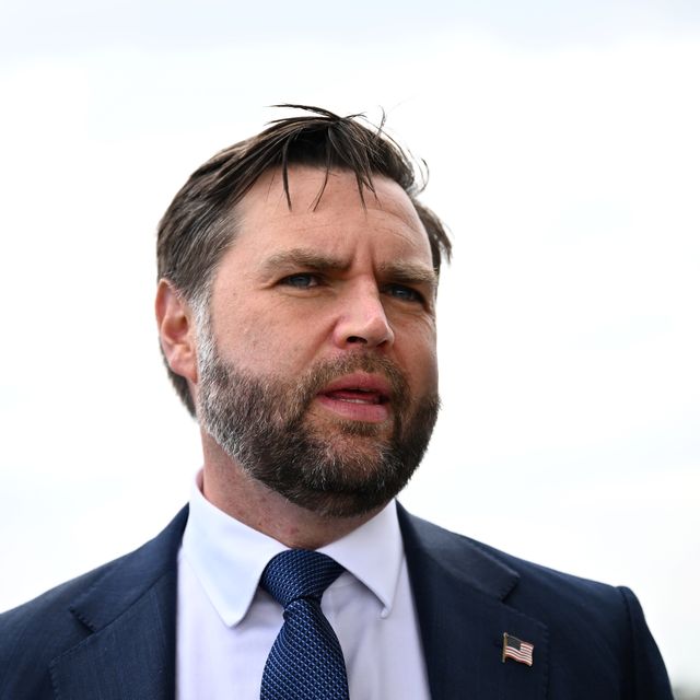 O vice-presidente JD Vance e a segunda-dama Usha Vance prestam homenagem às vítimas do tiroteio na Igreja Católica da Anunciação em Minneapolis