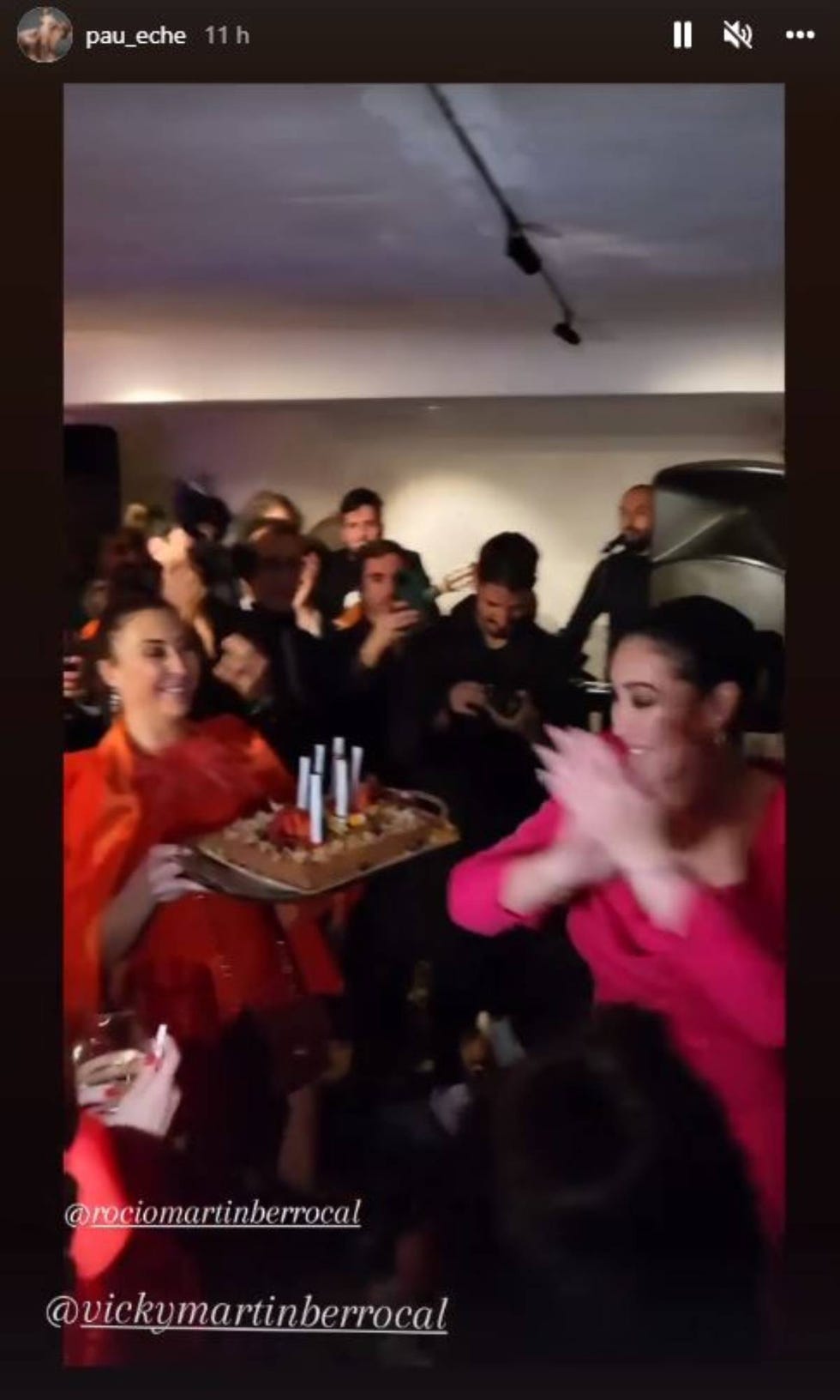 vicky martín berrocal sopla las velas de su 49 cumpleaños