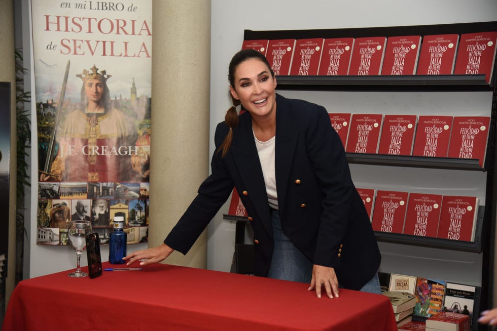 la diseñadora firma su libro en sevilla
