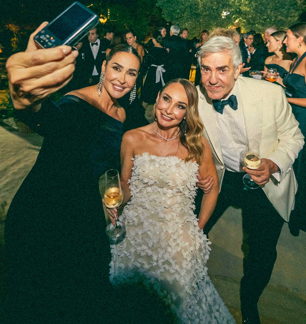 vicky martin berrocal hace un selfie con fatima pereyra y jose moro