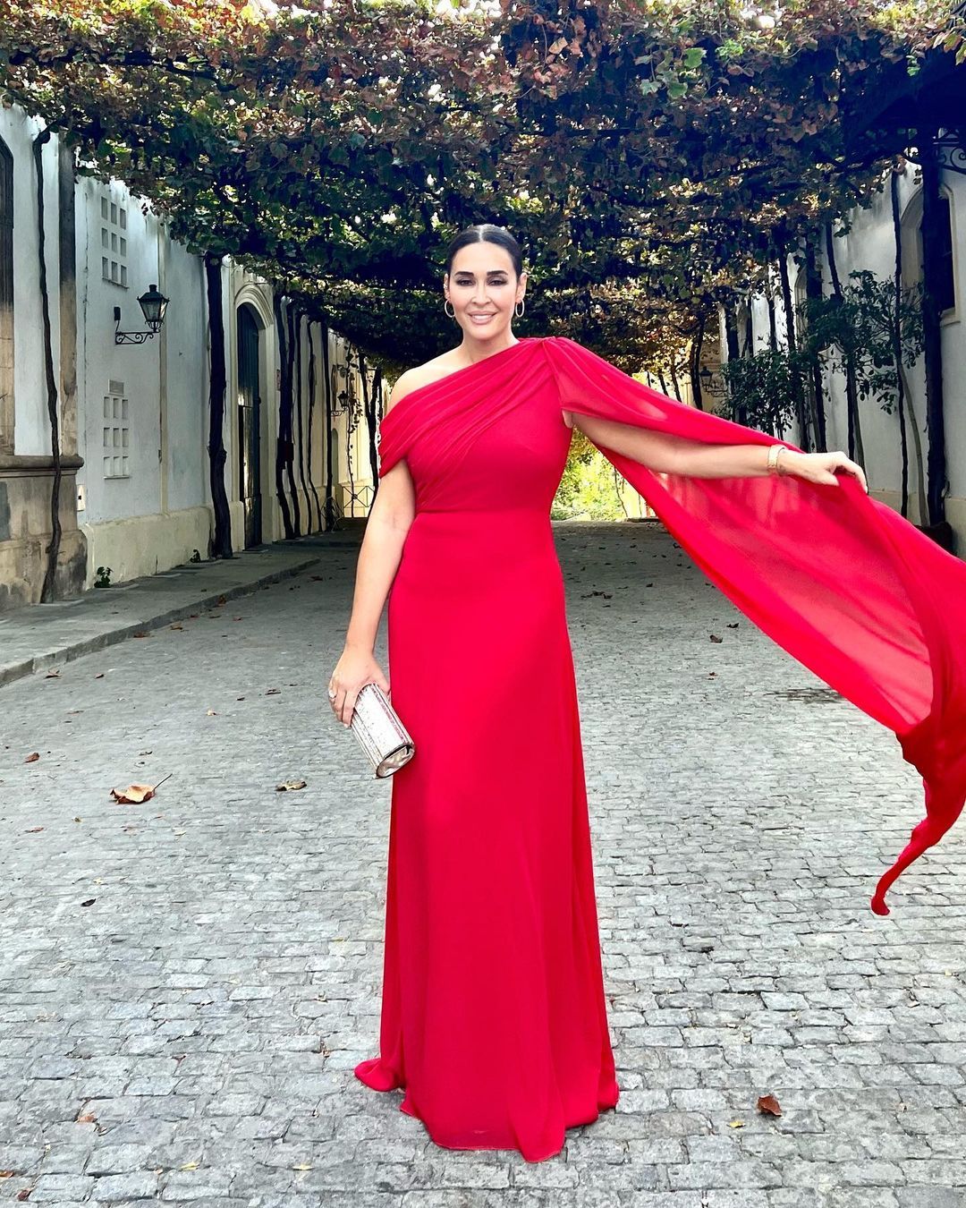 Vicky Martín vestido rojo de invitada de boda