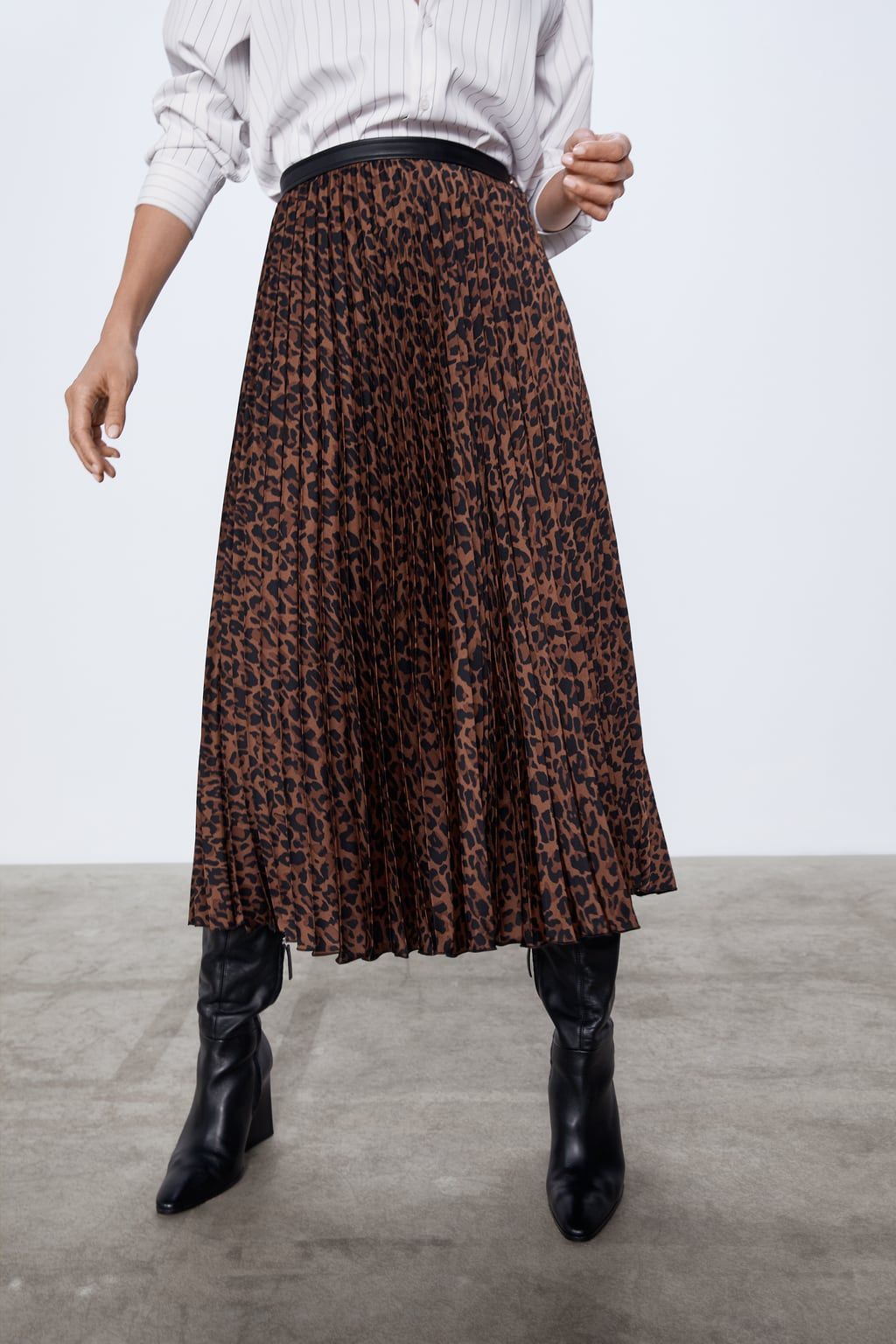 Vicky Berrocal nos muestra que esta falda midi de leopardo de Zara puede tu inversión en rebajas