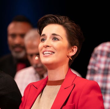 Hair, Facial expression, Hairstyle, Chin, Smile, Fashion, Event, Lip, White-collar worker, Ear, 