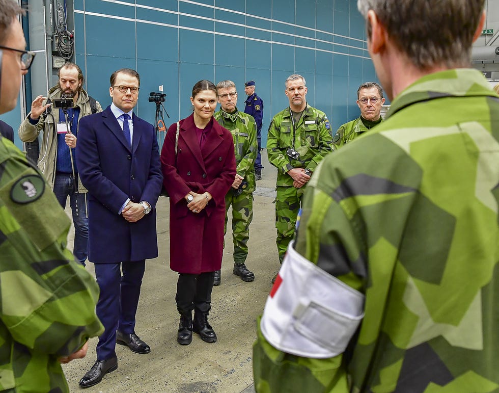 Victoria de Suecia y su marido visitan hospital de campaña en Estocolmo