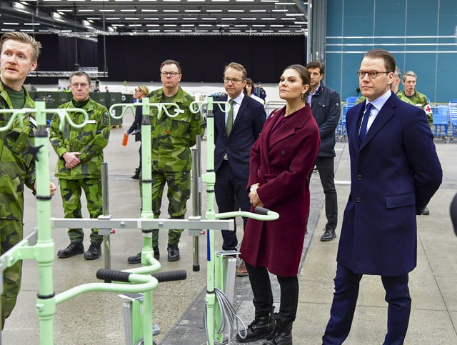 Victoria de Suecia y su marido visitan hospital de campaña en Estocolmo