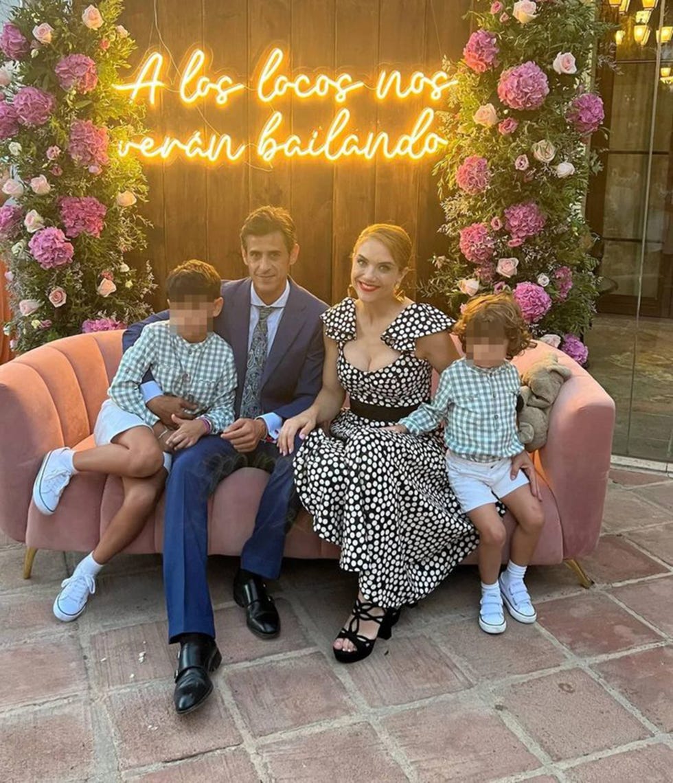 beatriz trapote y victor janeiro junto a sus hijos