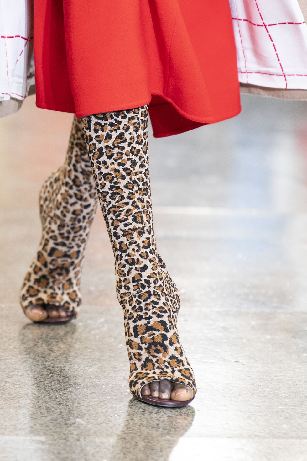 【倫敦時裝週】Victoria Beckham 倫敦街頭大看板直播大秀！這雙紅色「露趾靴」真的很搶鏡啊！