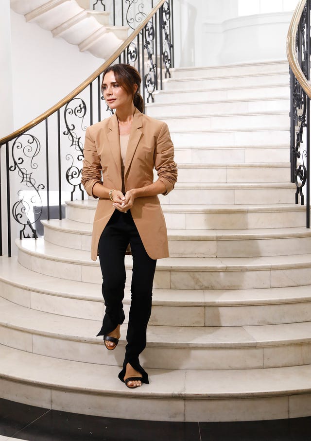 La mujer de David Beckham se desmelenó al ritmo de las 'Spice Girls' tras presentar su colección primavera/verano 2019 en Londres.