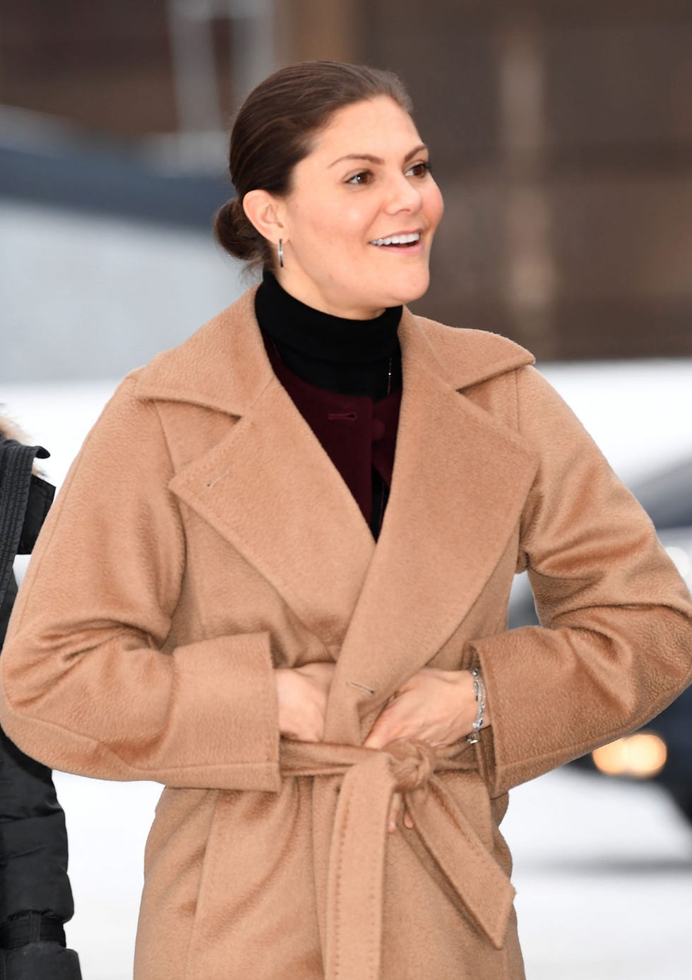 La heredera al trono Sueco se hace con unos de los detalles que más lleva la reina Letizia cuando se pone abrigo.