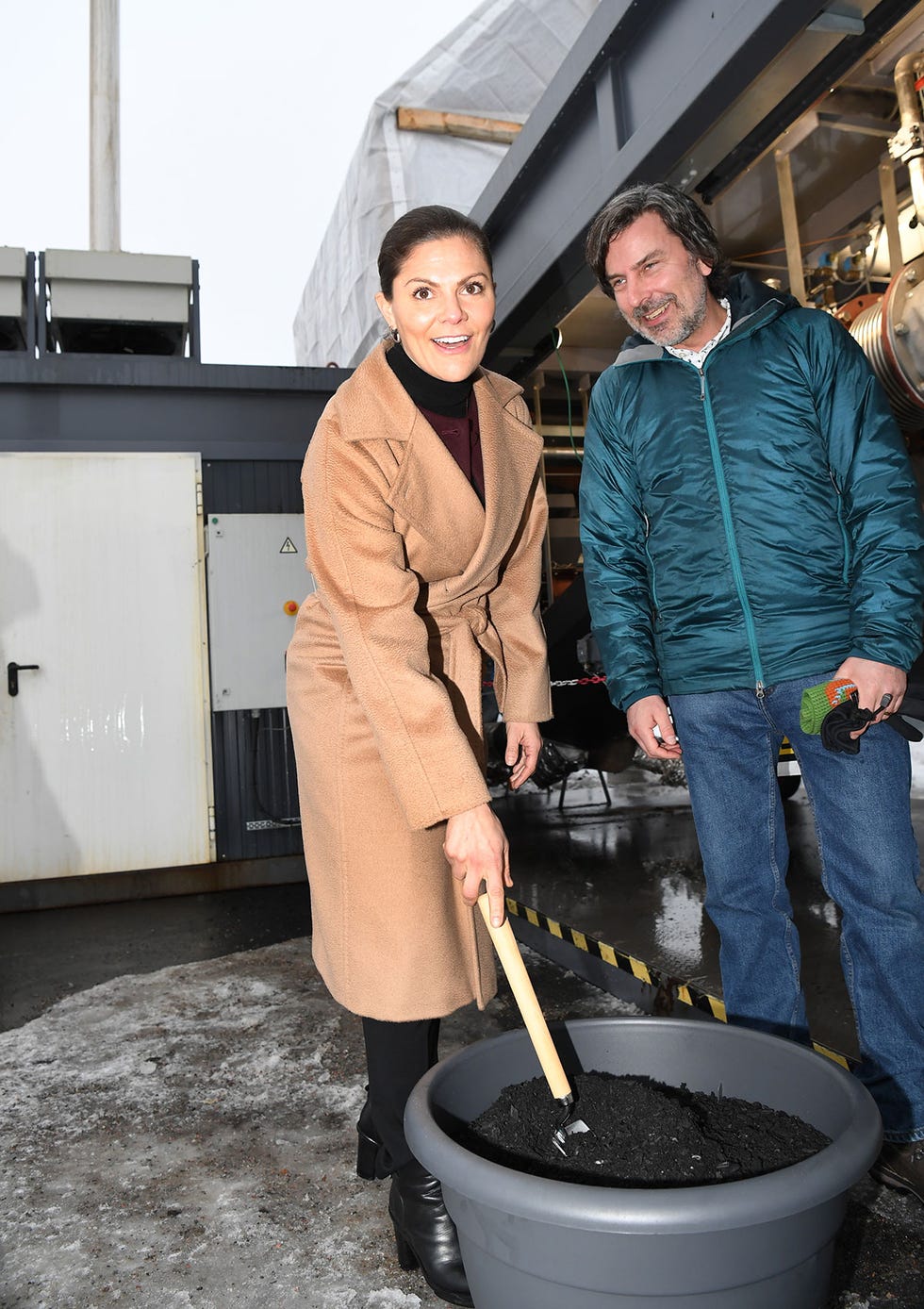 La heredera al trono Sueco se hace con unos de los detalles que más lleva la reina Letizia cuando se pone abrigo.