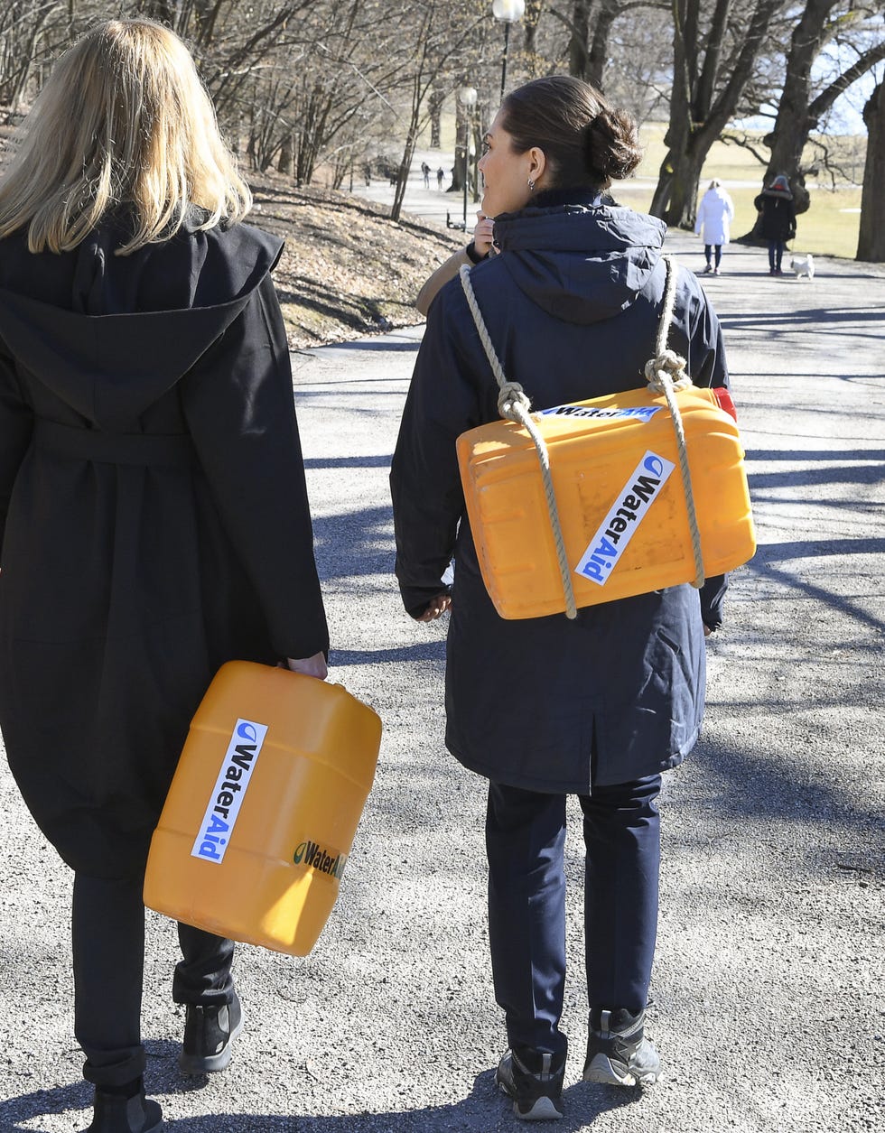 Victoria de Suecia recoge agua potable con Wateraid Suecia