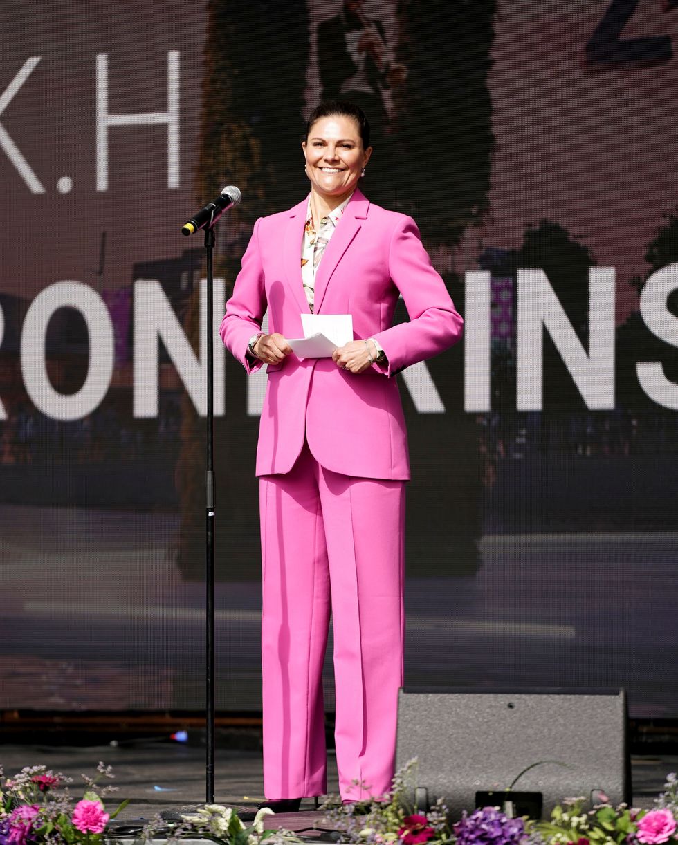 victoria de suecia con traje de chaqueta rosa de zara