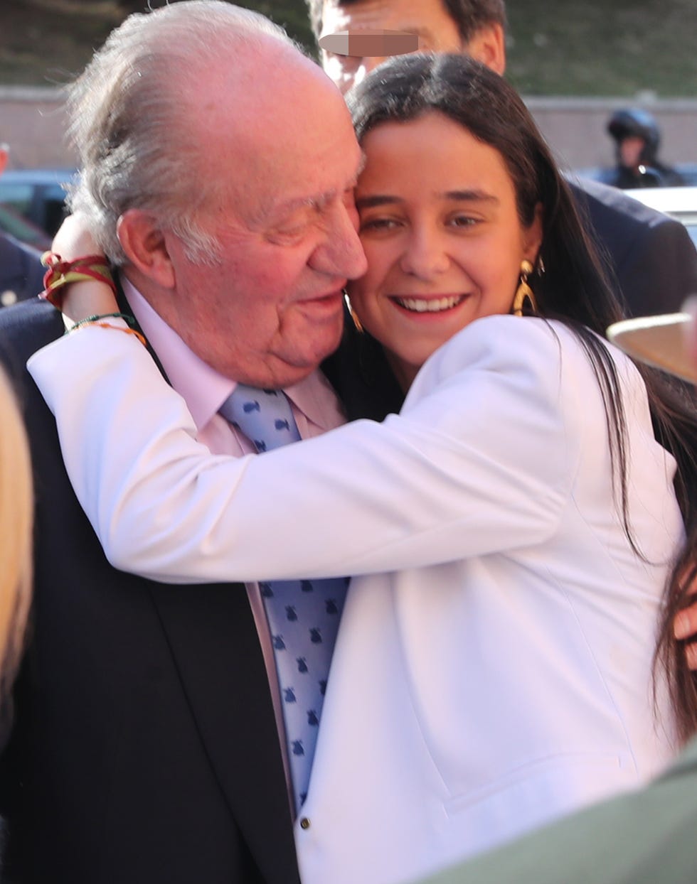 el tierno abrazo de victoria federica al rey juan carlos en público