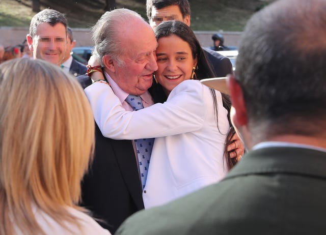 el tierno abrazo de victoria federica al rey juan carlos