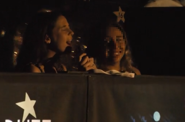 victoria federica cantando en un concierto de pablo lopez