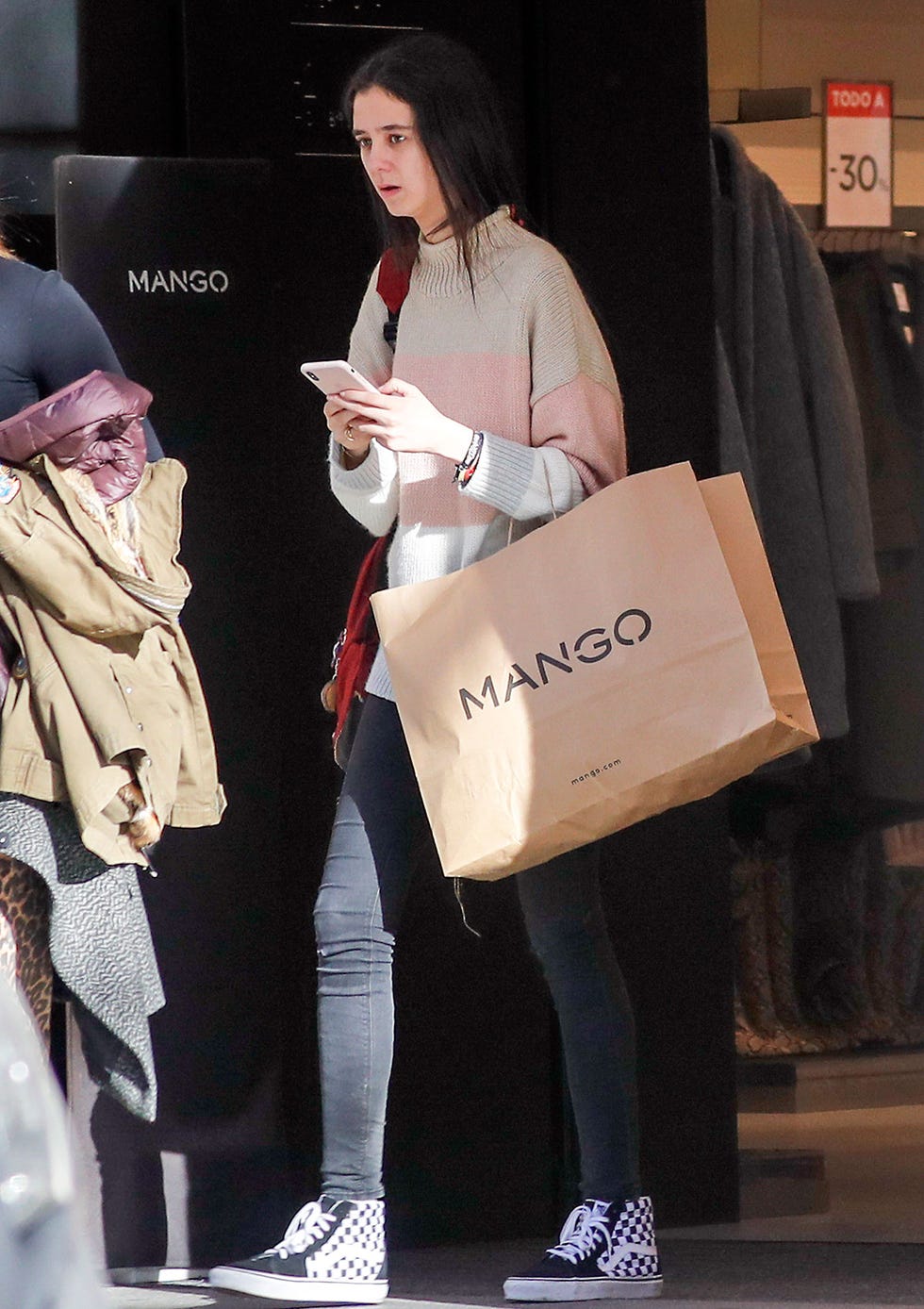 Victoria Federica renueva su armario en las rebajas.