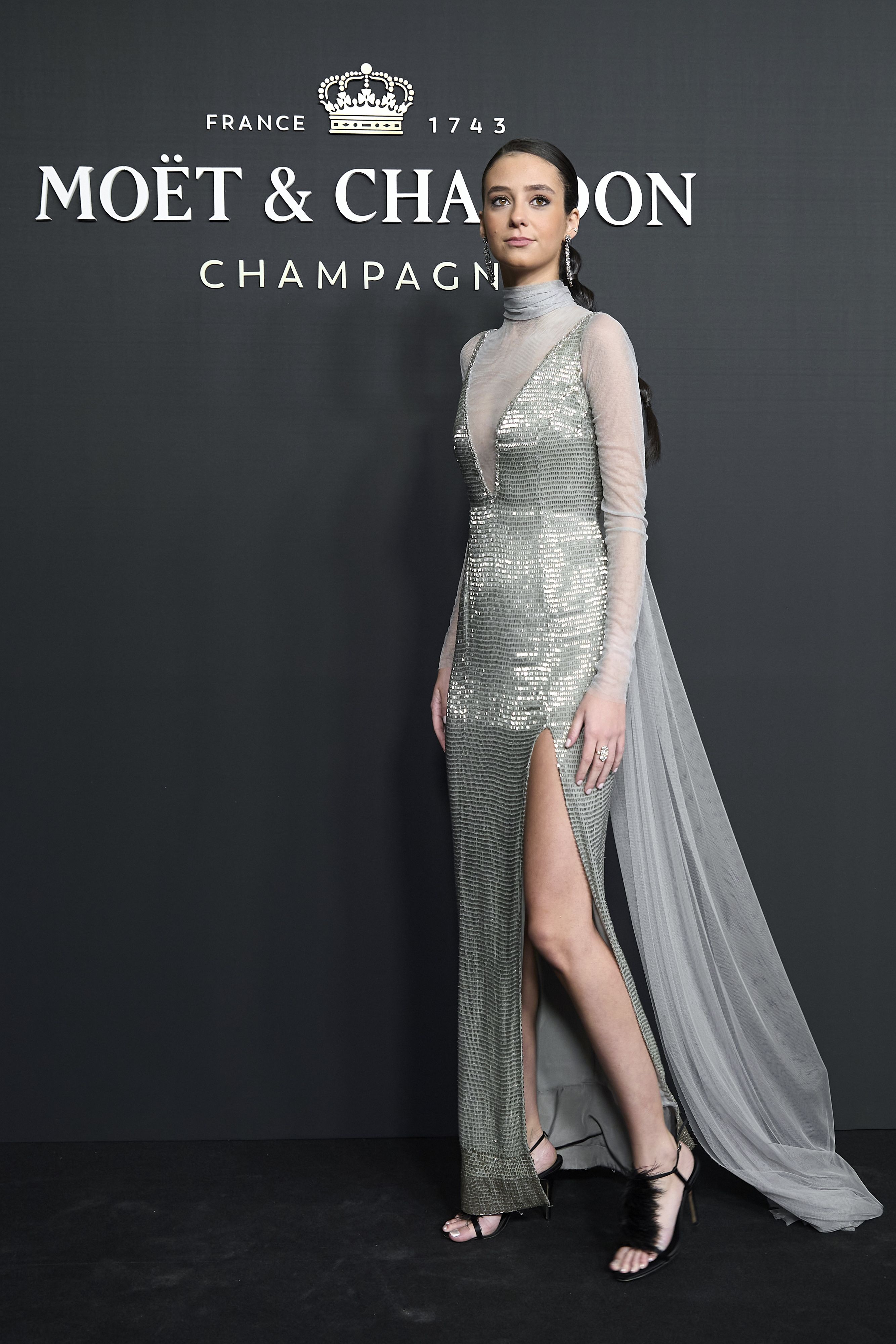 Modelo de moda con un vestido plateado brillante