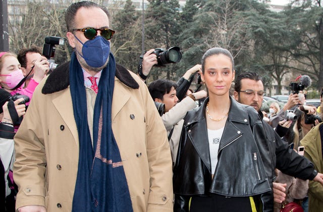 victoria federica marichalar con su padre jaime marichalar en el desfile de loewe en la semana de la moda de parís