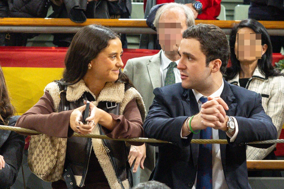 victoria federica junto a su hermano, froilan, en una plaza de toros