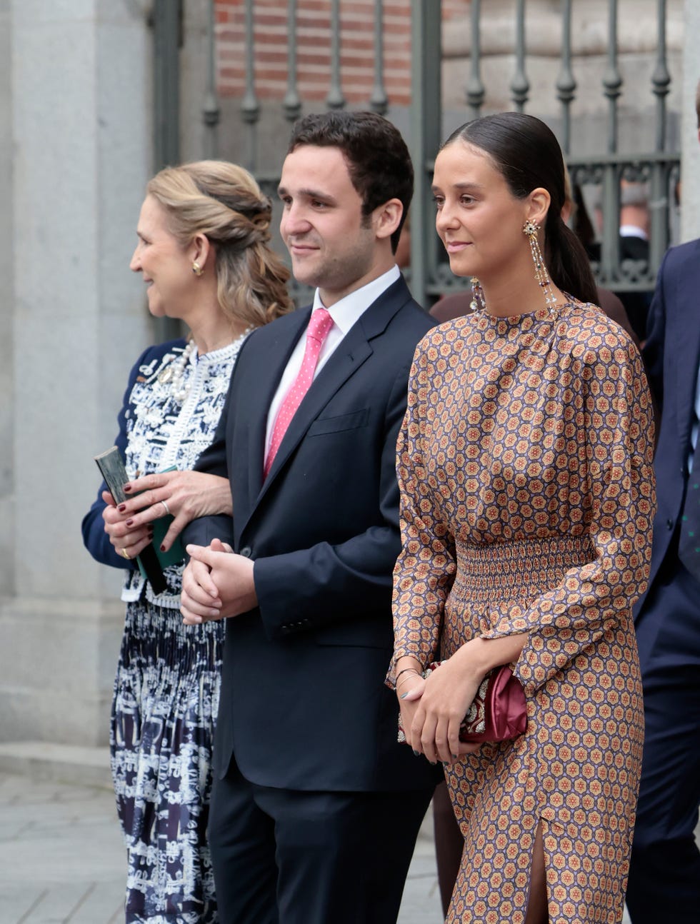 victoria federica, froilan y la infanta elena se mostraron muy unidos en la boda de jose luis martinez almeida y teresa urquijo