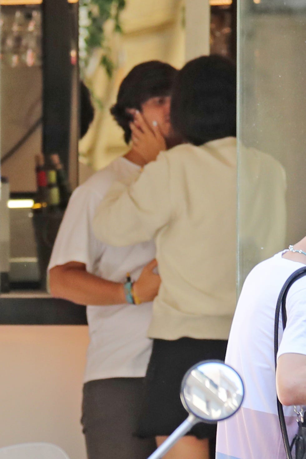 victoria federica y jorge bárcenas se comen a besos por las calles de madrid
