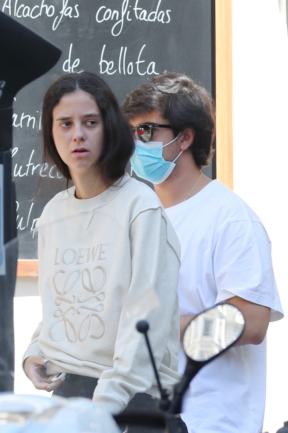 victoria federica y jorge bárcenas pasean su amor por las calles de madrid