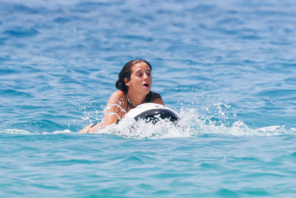 victoria federica disfruta en sus vacaciones de formentera en un yate con amigos