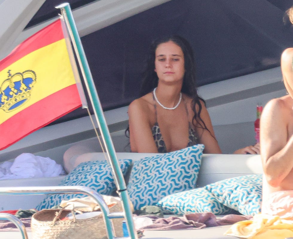 victoria federica disfruta en sus vacaciones de formentera en un yate con amigos