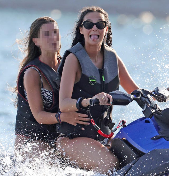 victoria federica disfruta de sus vacaciones en ibiza con amigos sobre una moto de agua