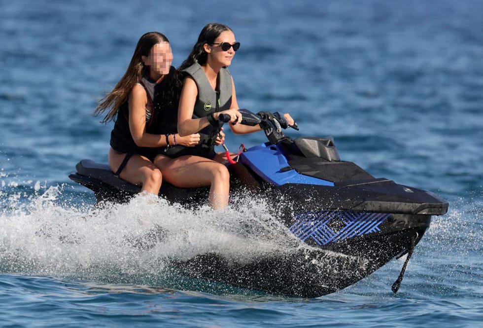 victoria federica disfruta de sus vacaciones en ibiza con amigos sobre una moto de agua