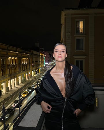 victoria federica con vestido negro de escote infinito en milán