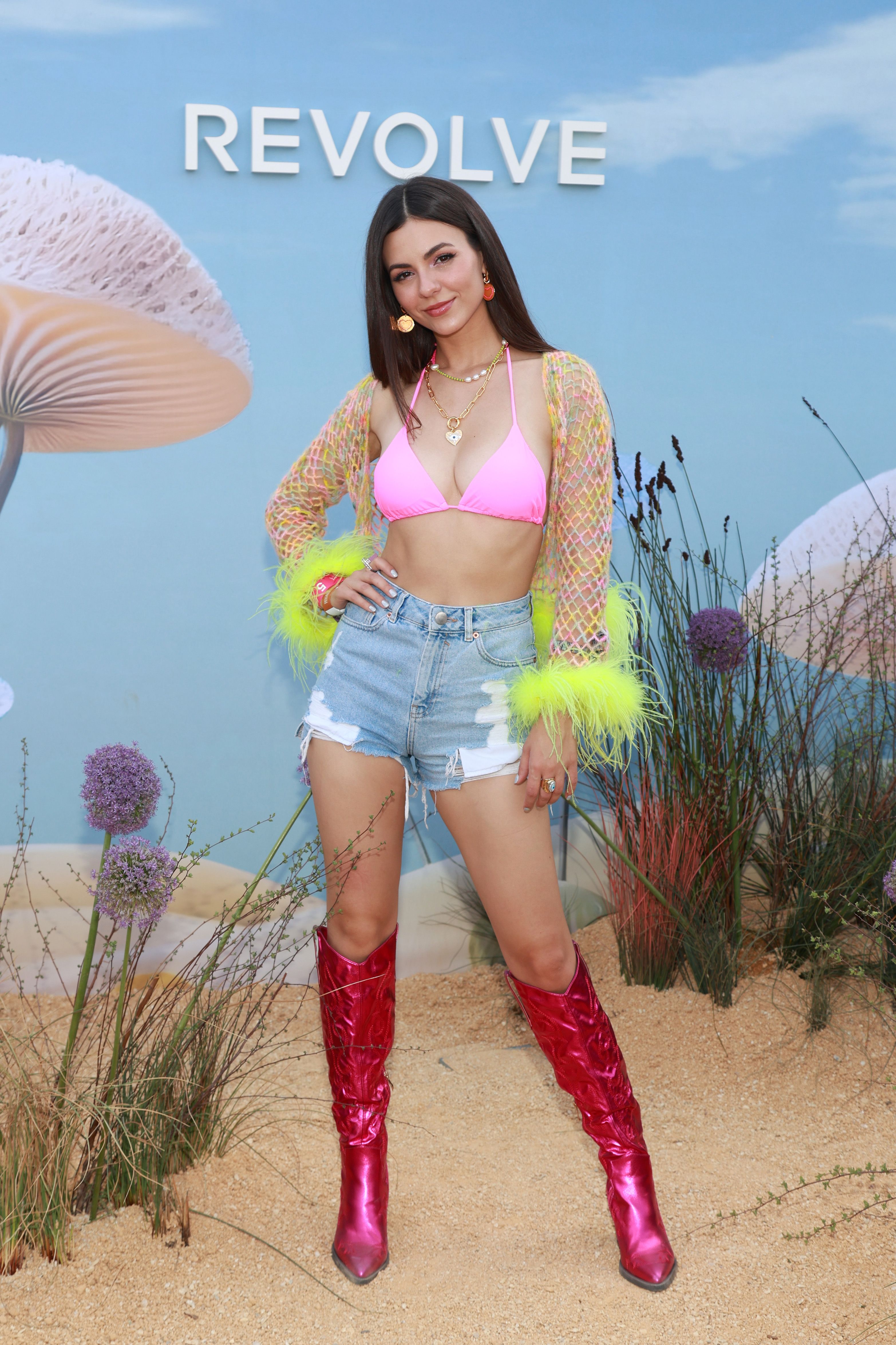 3131px x 4697px - Victoria Justice Denies Rumors That She's Jealous of Ariana Grande