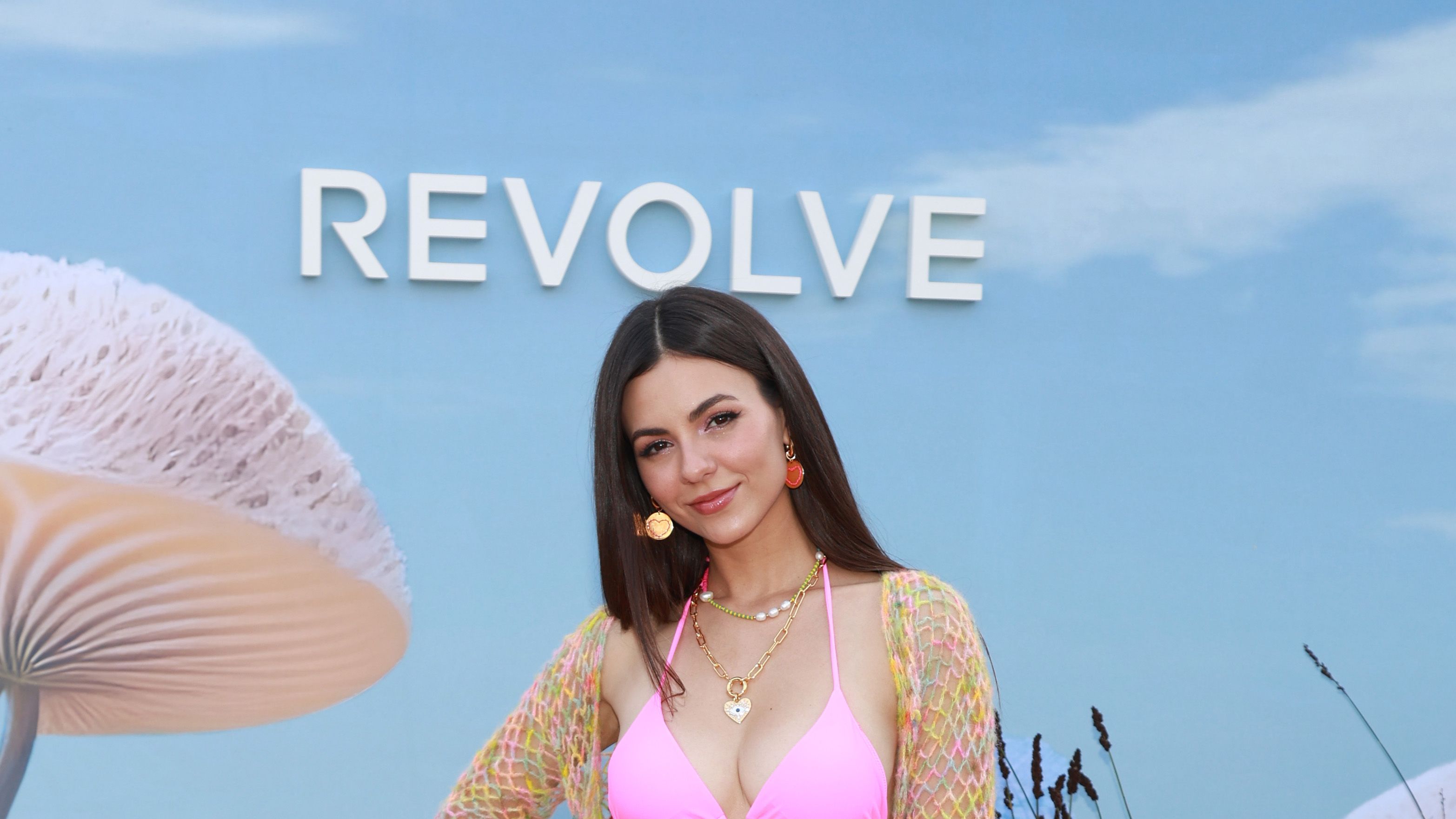 Ariana Grande Victorious Porn Lesbian - Victoria Justice Denies Rumors That She's Jealous of Ariana Grande