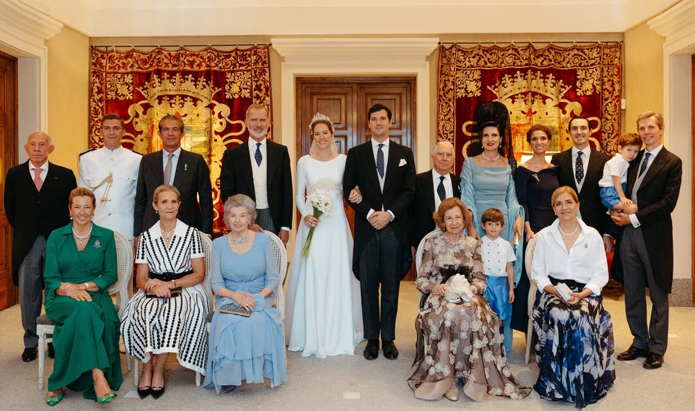 posado oficial de la boda de victoria lopez quesada y enrique moreno de la cova con el rey felipe vi como invitado de excepcion
